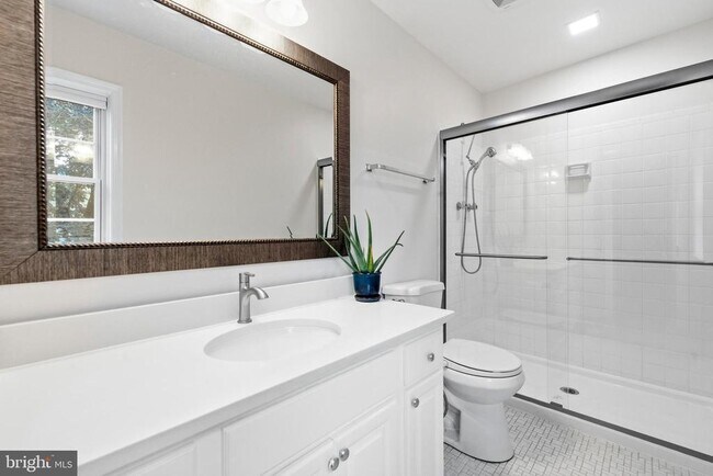 Building Photo - 4880 Chevy Chase Dr