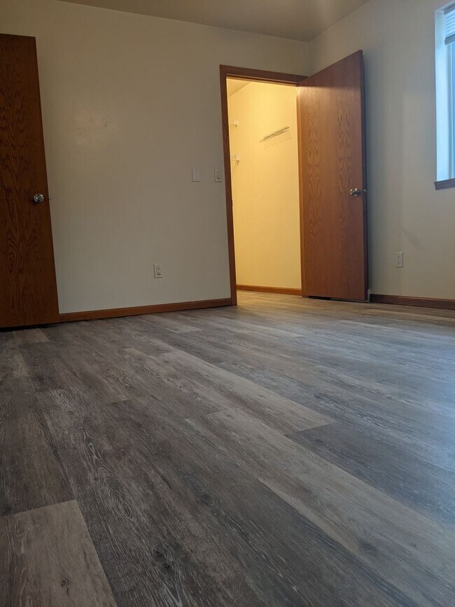 Building Photo - Welcome Home to this Grand Chute Condo!