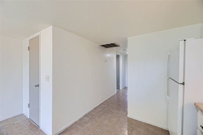 Building Photo - BEAUTIFUL 2 Bedroom 1 Bathroom Condo!