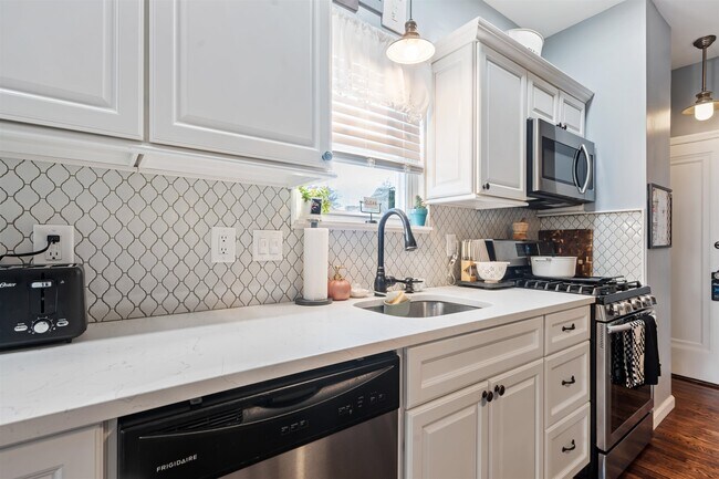 Building Photo - 1041 Stonewall Ln