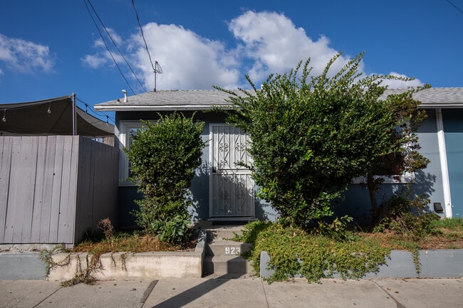Main Entrance - Ring doorbell and security cameras - 923 N Avenue 56