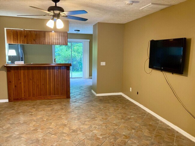 Building Photo - Two story condo with community pool!