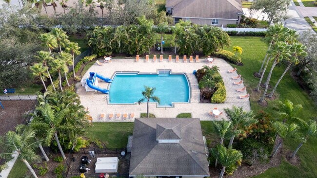 Building Photo - "Spacious 3-Bedroom Oasis with 2 Baths and 2,287 Sq Ft in Bradenton!"