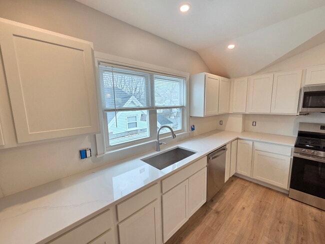 Building Photo - 28 Brooks St