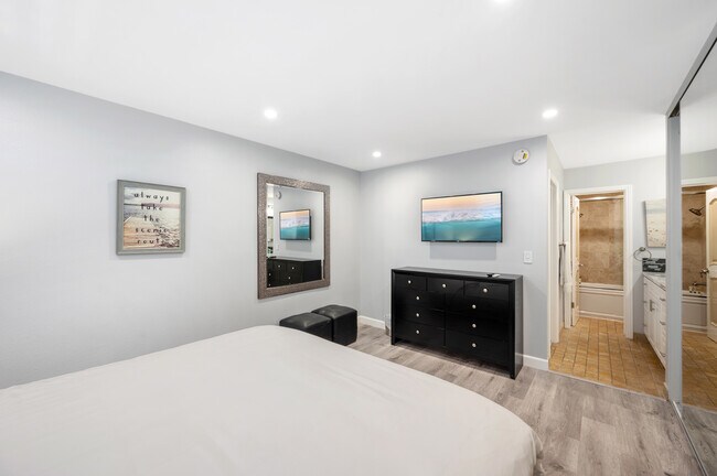 Building Photo - 11645 Montana Ave