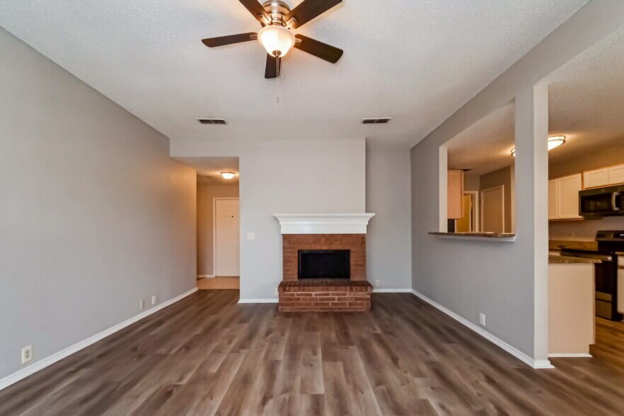 Building Photo - 1009 Springcreek Dr