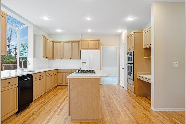 Building Photo - Spacious 5 Bedroom 3 Bath Home w/ 3-Car Garage and New Updates!