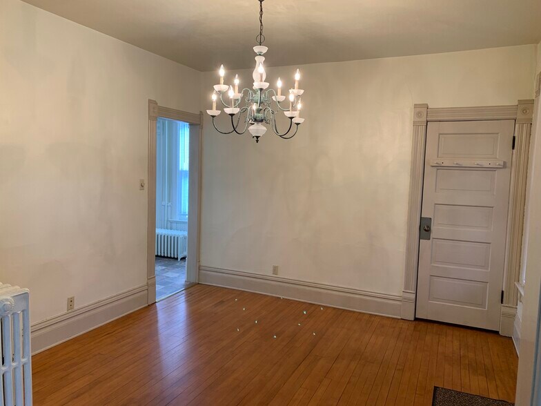 Dining room - 402 S Superior St