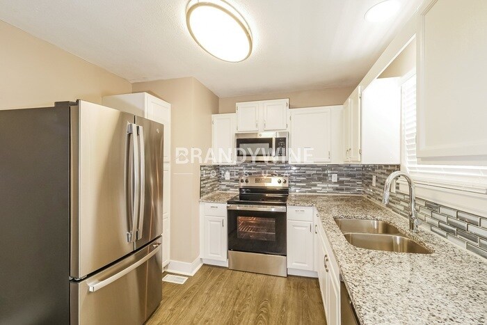 Building Photo - 13707 Bennington Ave