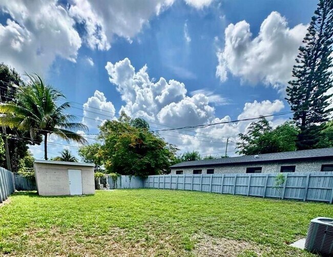 Building Photo - 1128 NW 4th Ave