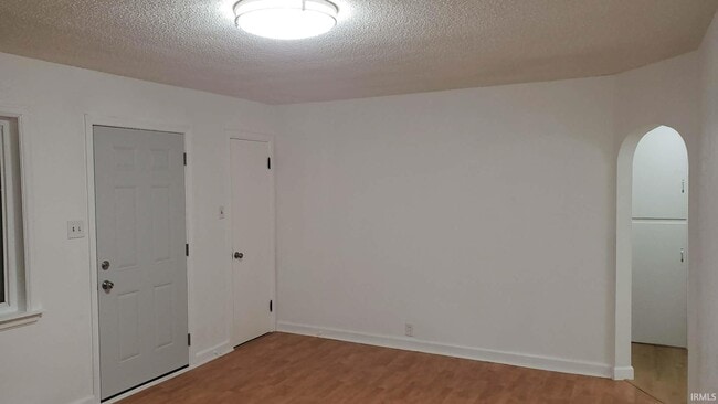 Building Photo - 925 W Main St