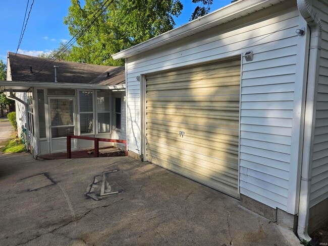 Building Photo - 506 E Hillside Dr