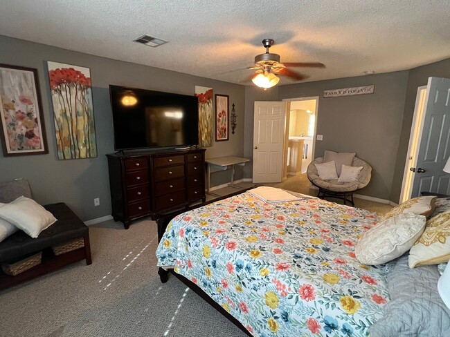 Building Photo - Charming 3-Bed, 2.5-Bath Home with Cozy Fi...