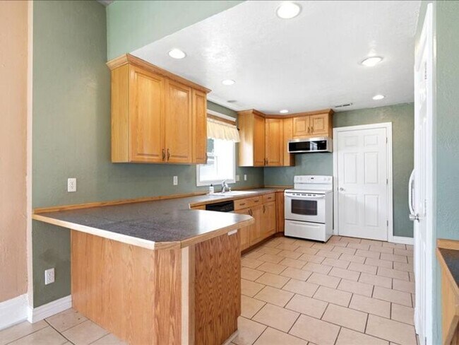 Building Photo - North Salt Lake 4 bed 3 bath home
