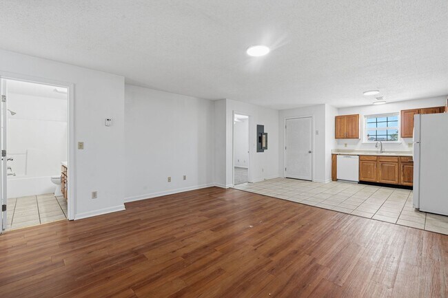 Building Photo - 3 Bed 2 Bath