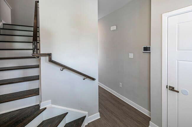 Building Photo - 2410 Lenox Dr