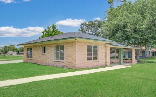 Building Photo - 709 S McCarty Ave