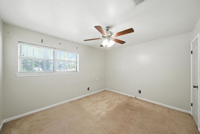 Building Photo - 10666 Hazelhurst Dr