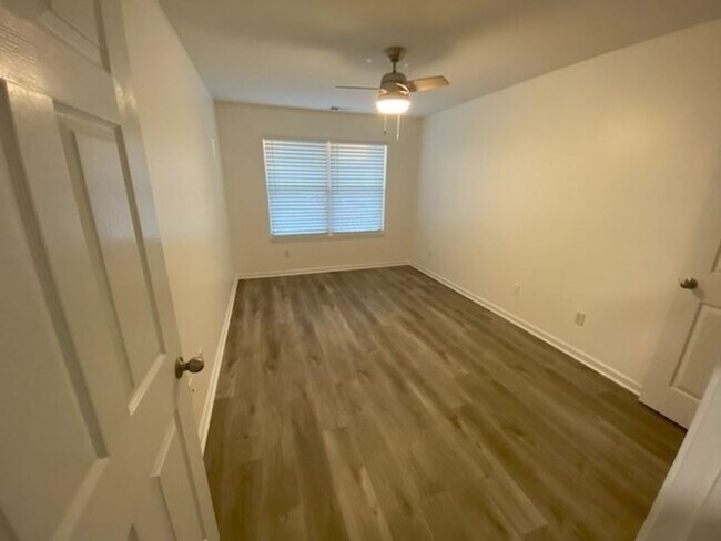 Building Photo - 2 bedroom 2 bath condo located close to beaches, shopping and restaurants