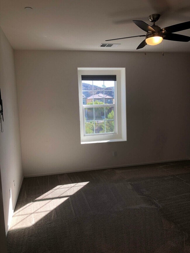 Building Photo - Beautiful 4 Bed 3 Bath Home In Harmony Gro...
