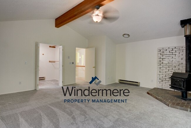 Building Photo - 4 bedroom 3 bathroom pet friendly home