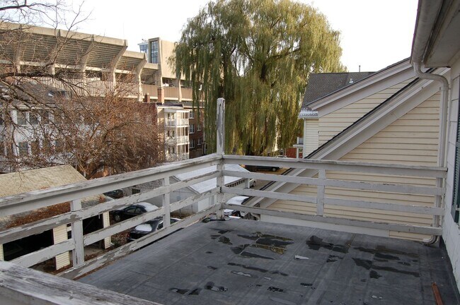 Building Photo - 143 Lathrop St