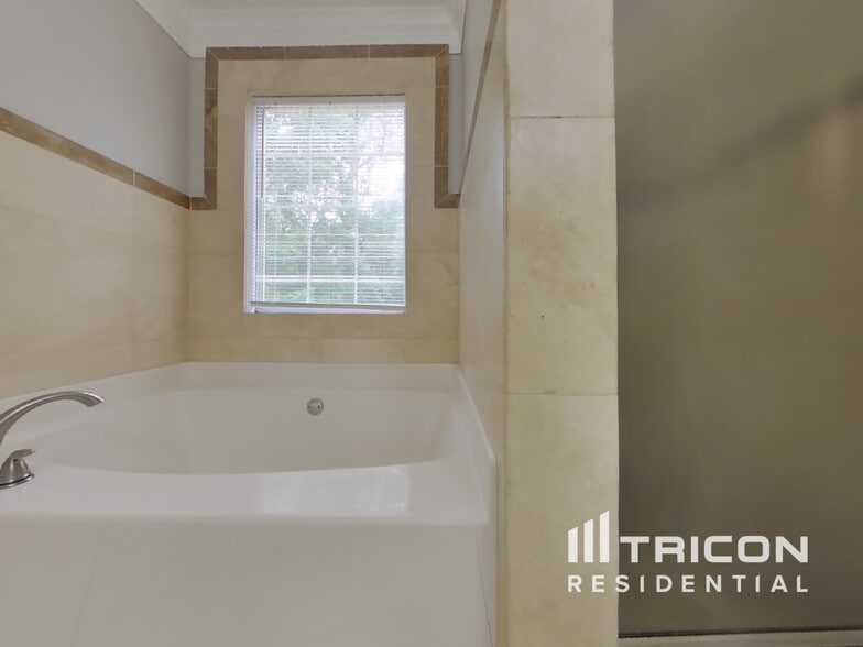 Building Photo - 3698 Autumn View Dr