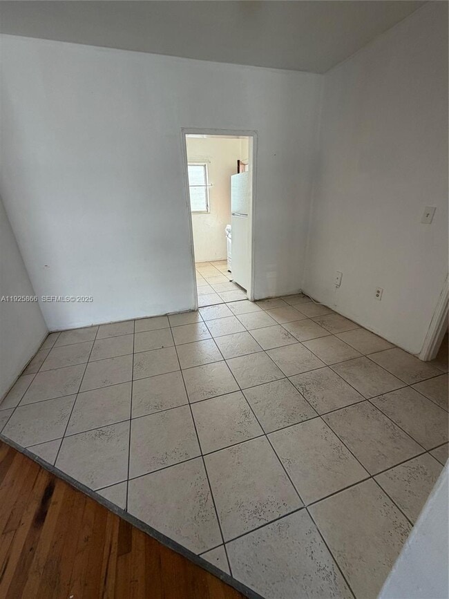 Building Photo - 945 Bay Dr