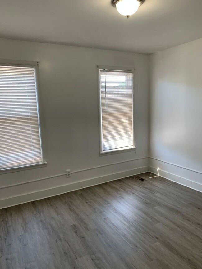 Building Photo - Newly Renovated 3 Bedroom House