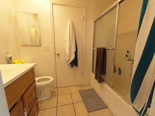 Building Photo - 5 bed 3 bath w/ POOL and Large rooms