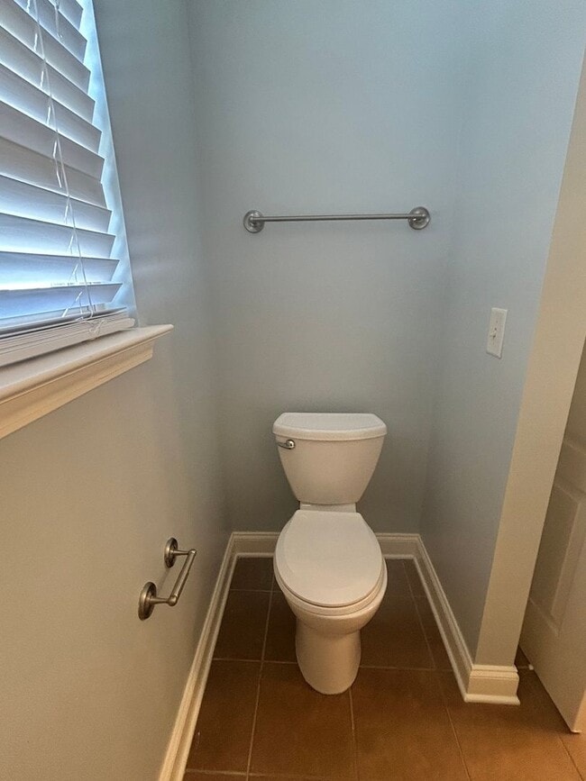 Building Photo - Two master suites - Super Location - Must See!