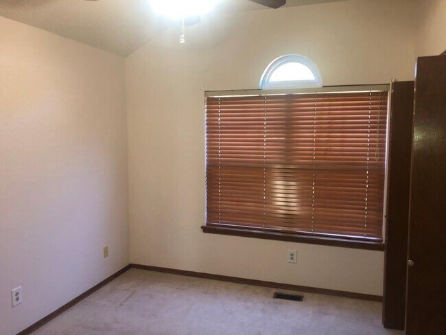 Building Photo - Storm Shelter! 3 bed 2 bath 2 car garage h...