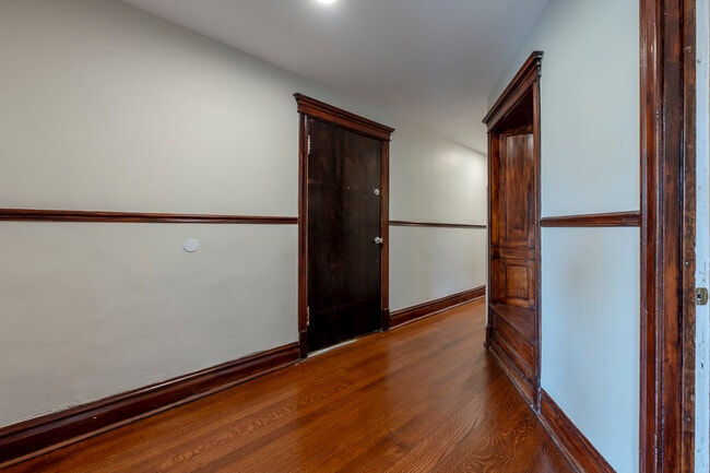 Building Photo - 666 E 50th Pl