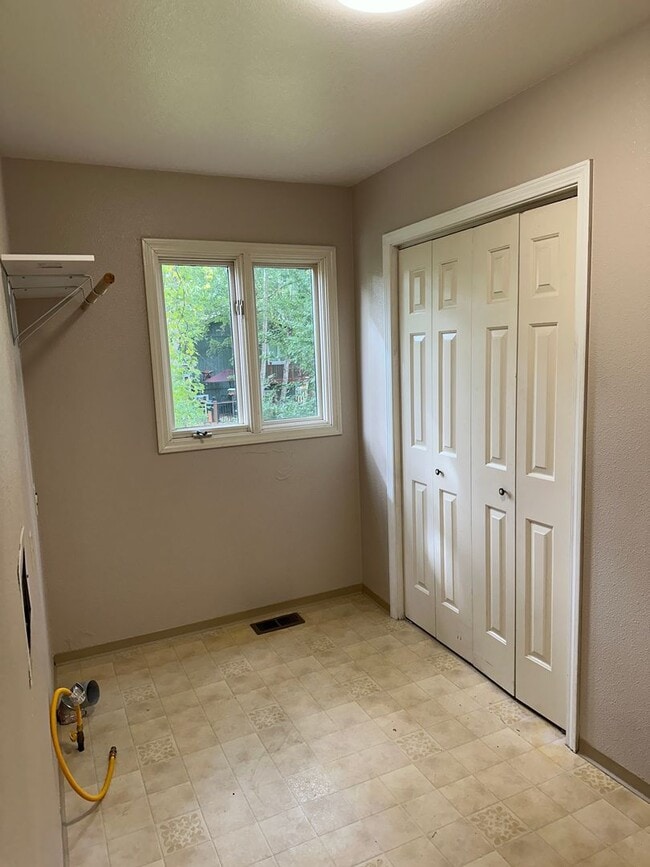 Building Photo - Kempton Hills 3 Bedroom/2.75 Bath Home with Sauna!