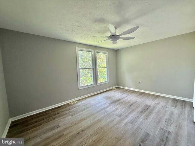 Building Photo - 2 Cinnabar Ct