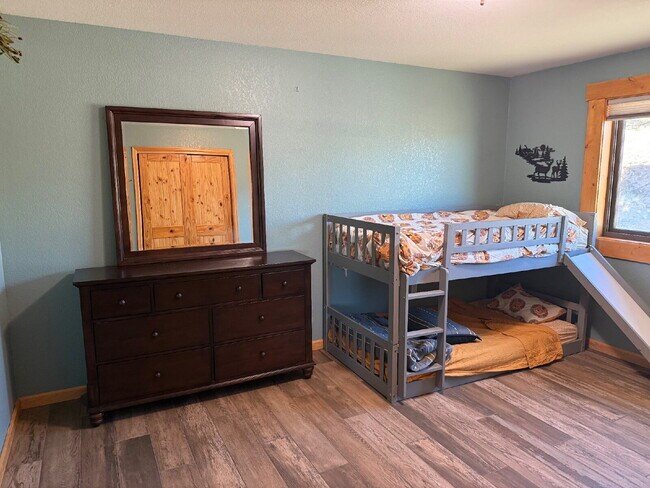 Building Photo - "Cozy 3-Bedroom Mountain Home with 2 Full ...