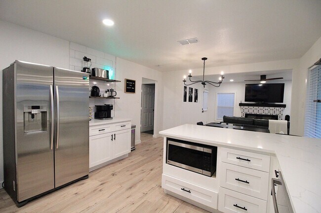 Building Photo - Ryan Place- Short to Mid-Term Rental Fully...