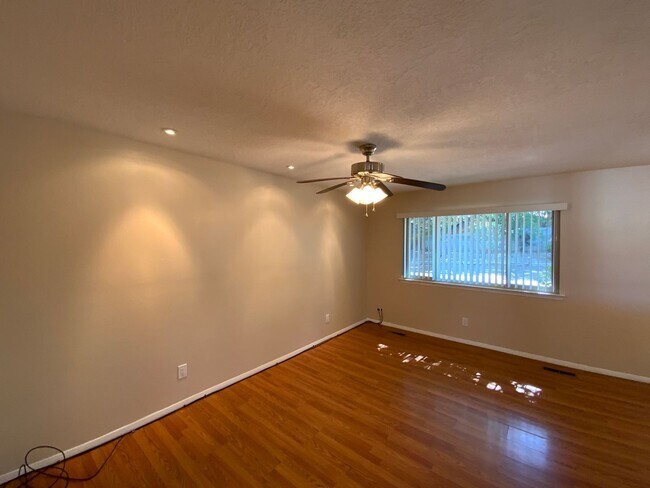 Building Photo - 3 Bedroom Single Story Home Near Juan Tabo...