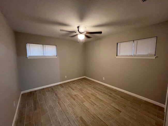 Building Photo - 1110 Falcon Dr