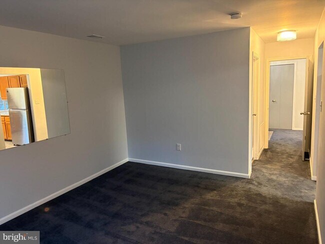 Building Photo - 424 Crisfield Dr