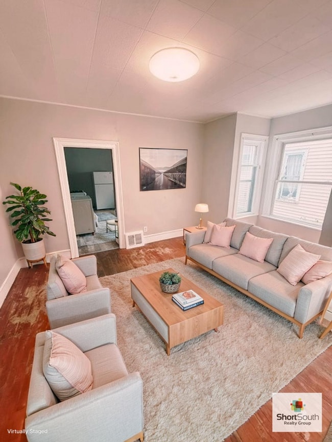 Building Photo - Updated 2 bed 1 bath main floor apartment