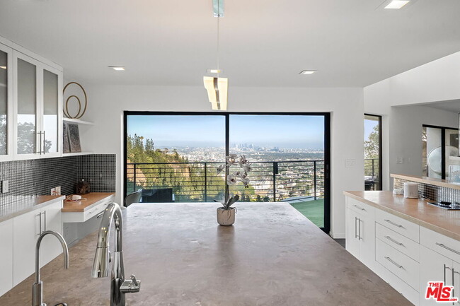 Building Photo - 8514 Hillside Ave