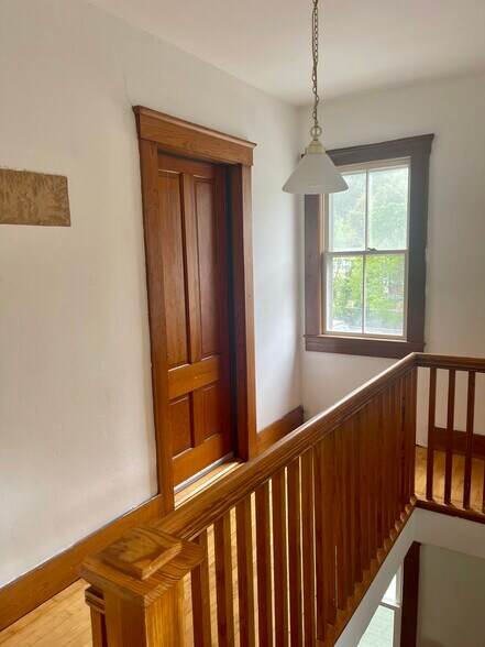 Building Photo - 348 Rollstone St