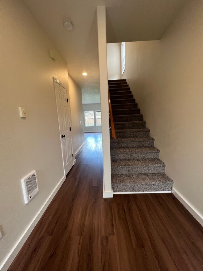 Building Photo - 3-bedroom 2 1/2-bathroom duplex