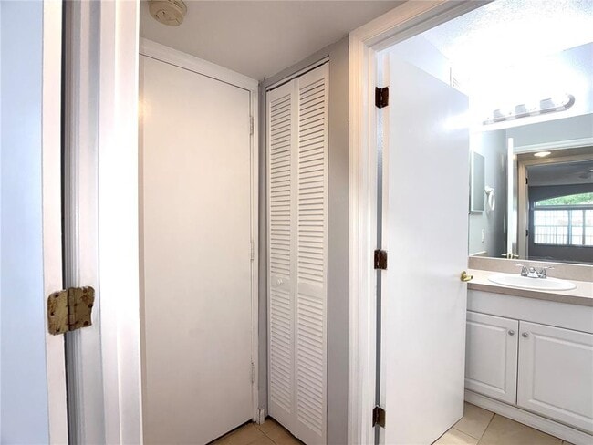 Building Photo - 902 Orchid Dr