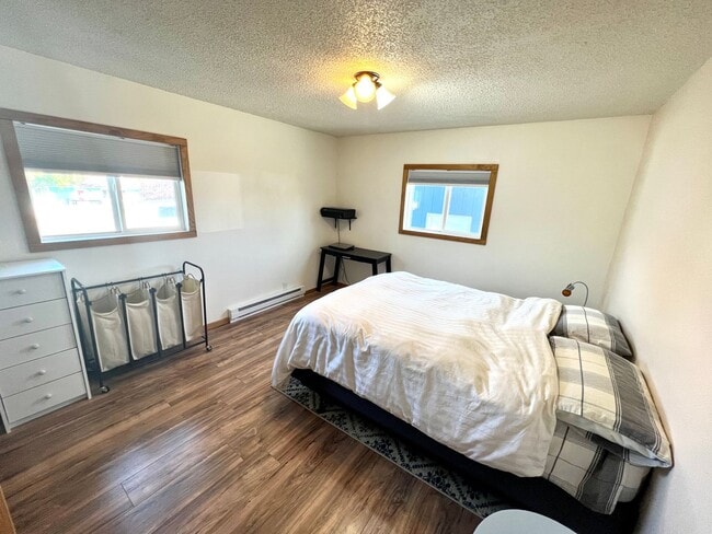 Building Photo - Pet Friendly 3 Bed 2 Bath Single Family Home With Large Garage!