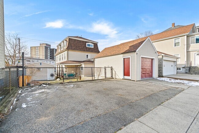 Building Photo - 712-722 Eastern Ave