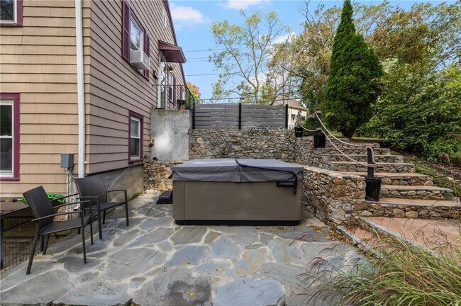 Building Photo - 61 School St