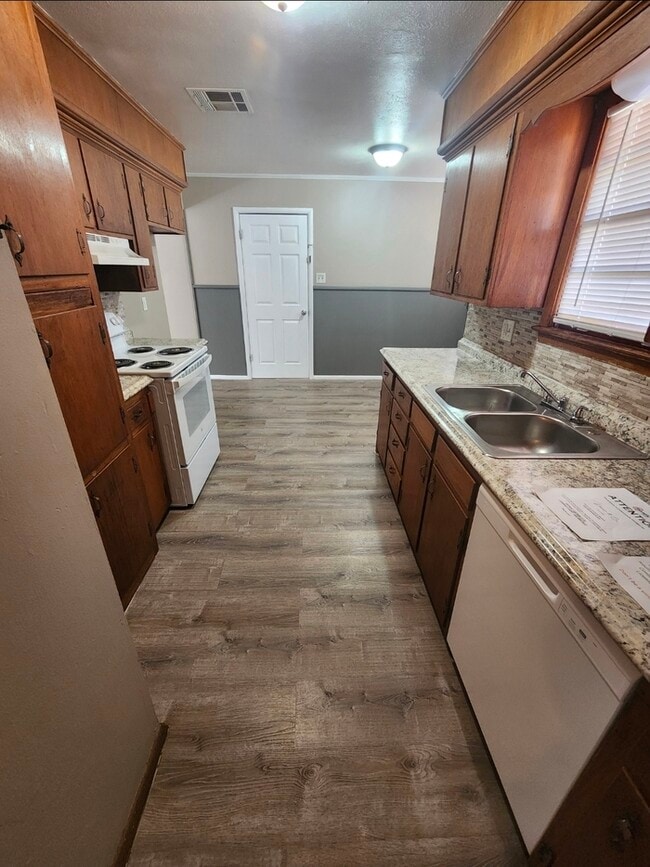 Building Photo - 3 bed 2 bath home with 1 car garage