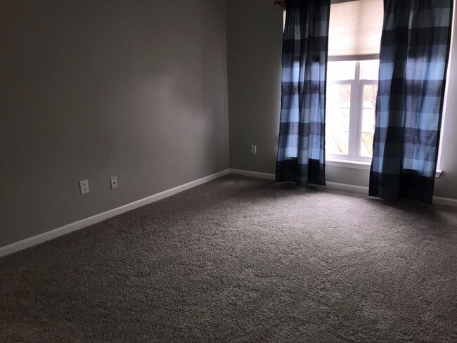 Building Photo - Sharp 2 bedroom, 2 bath upper condo in Nottingham  Cove sub for lease $1700 a month.